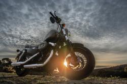 开云下载-赛道与球场，F1争冠焦点战与雷霆压制雄鹿的双重启示