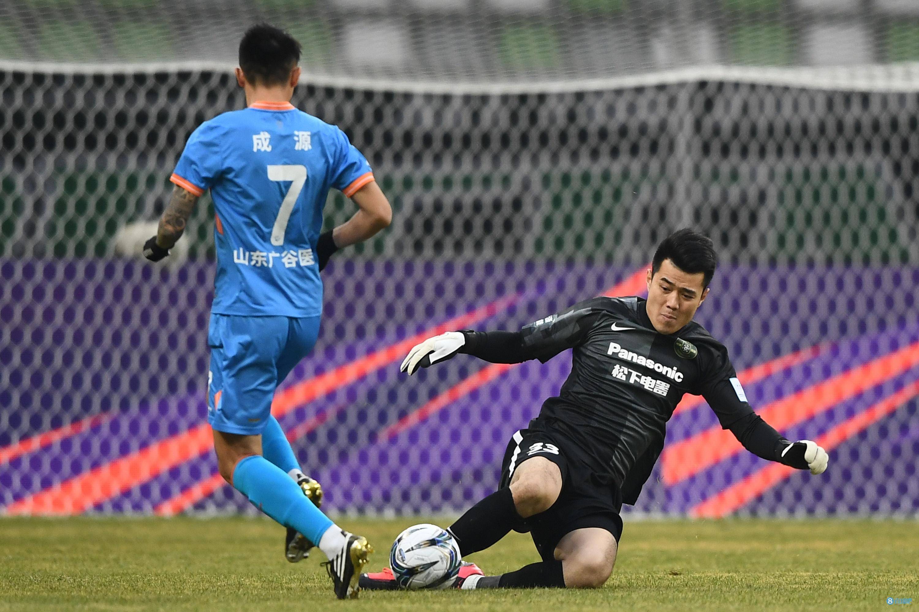 关于守门员出色扑救，球队凭借一线优势晋级的信息