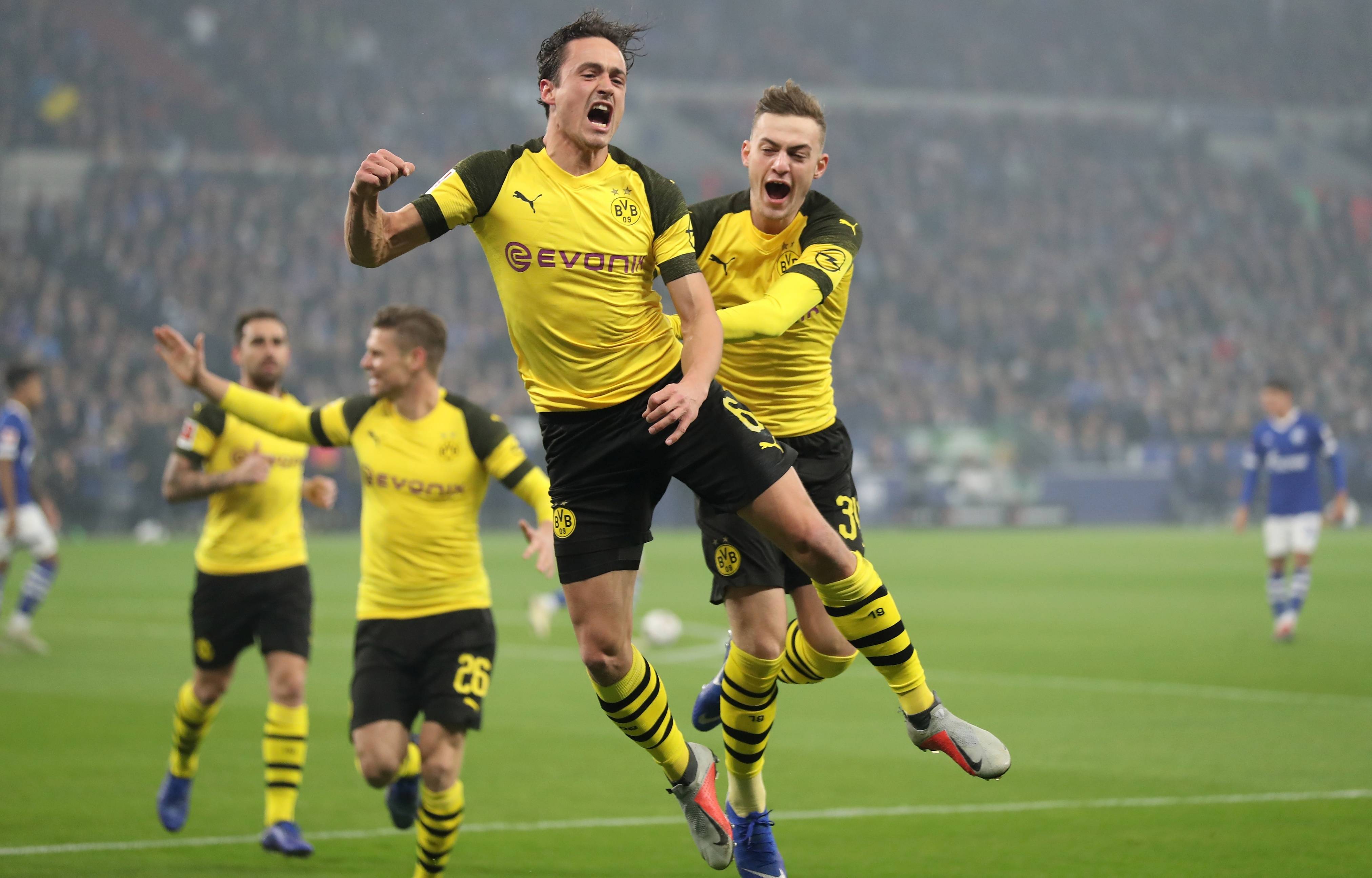 包含多特蒙德客场艰难战胜对手，保持领先优势的词条