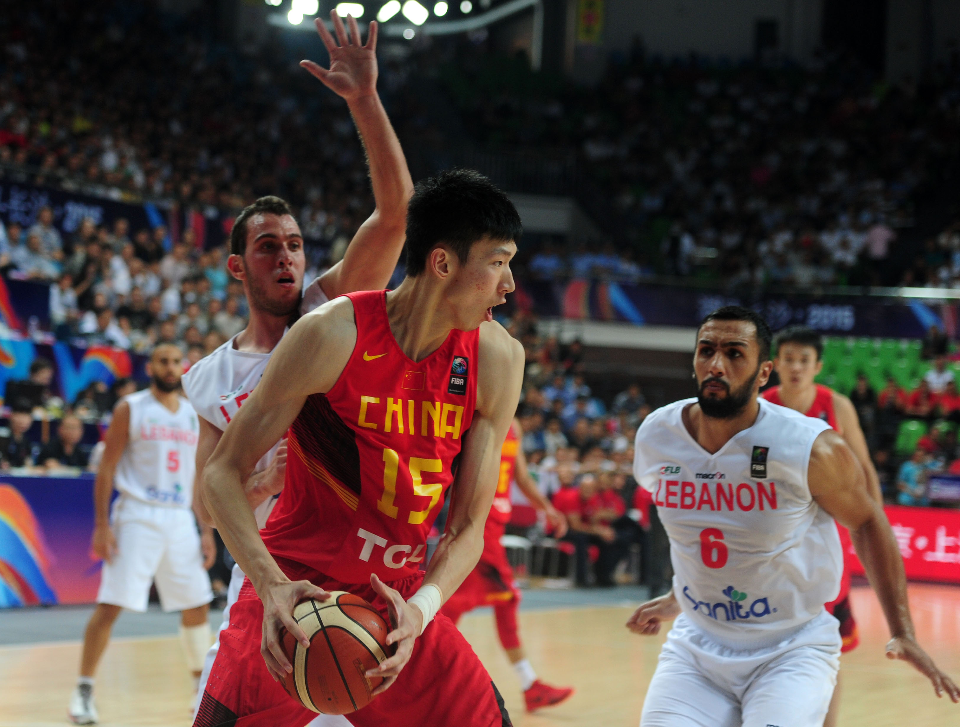 巴西男篮轻取国王，米切尔制霸全场