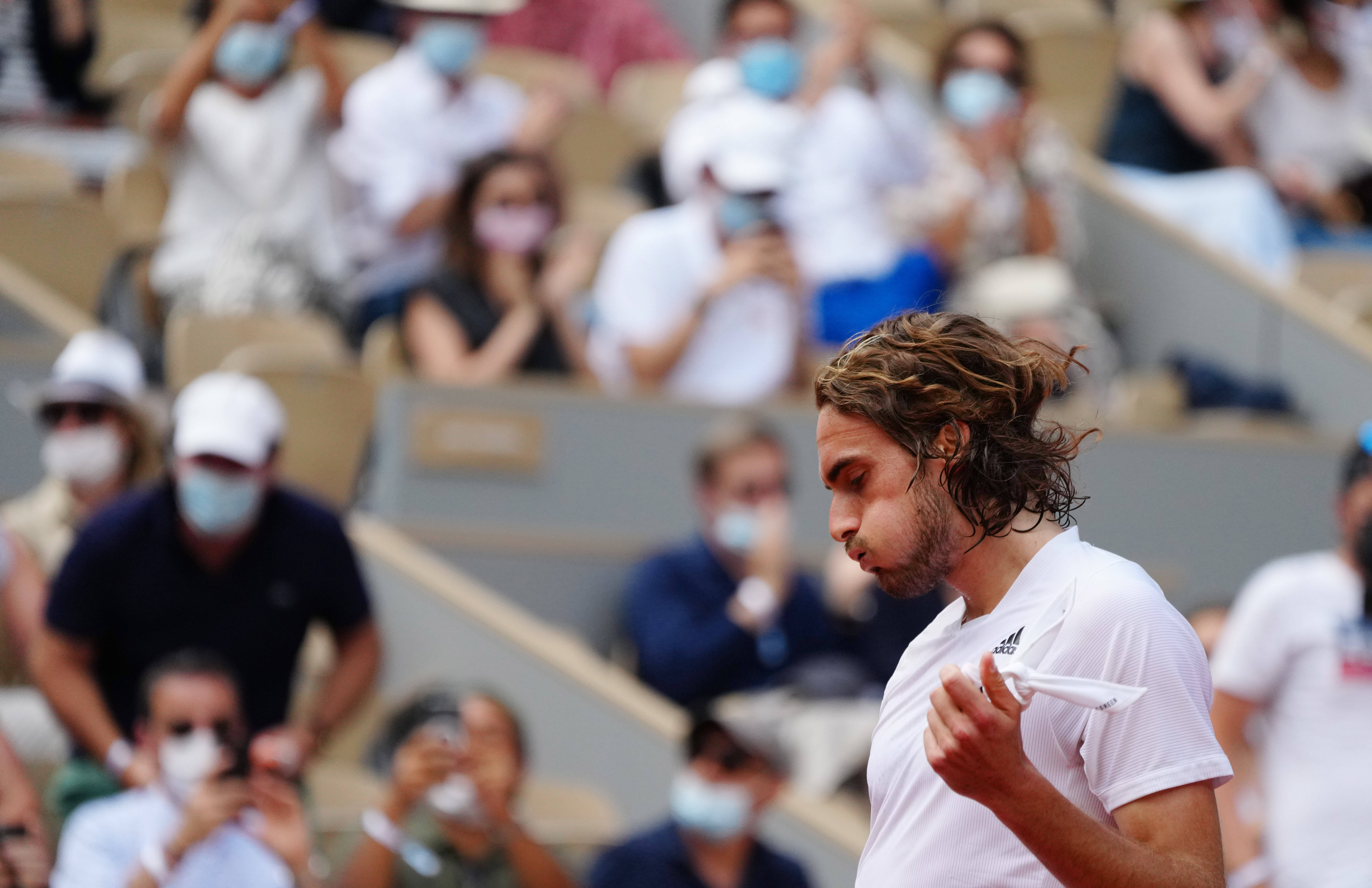 世界网球队险胜意大利网球队，西西帕斯爆发神勇