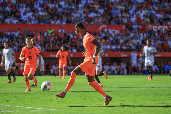 那不勒斯逆转塞维利亚，莱万点燃赛场的简单介绍