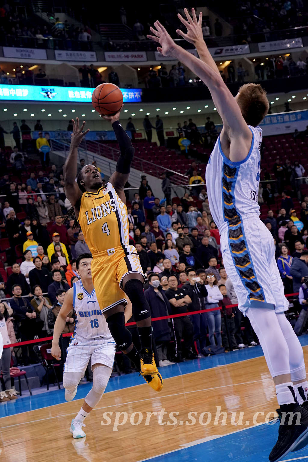 拉尔维尔队在比赛中连胜，状态神勇