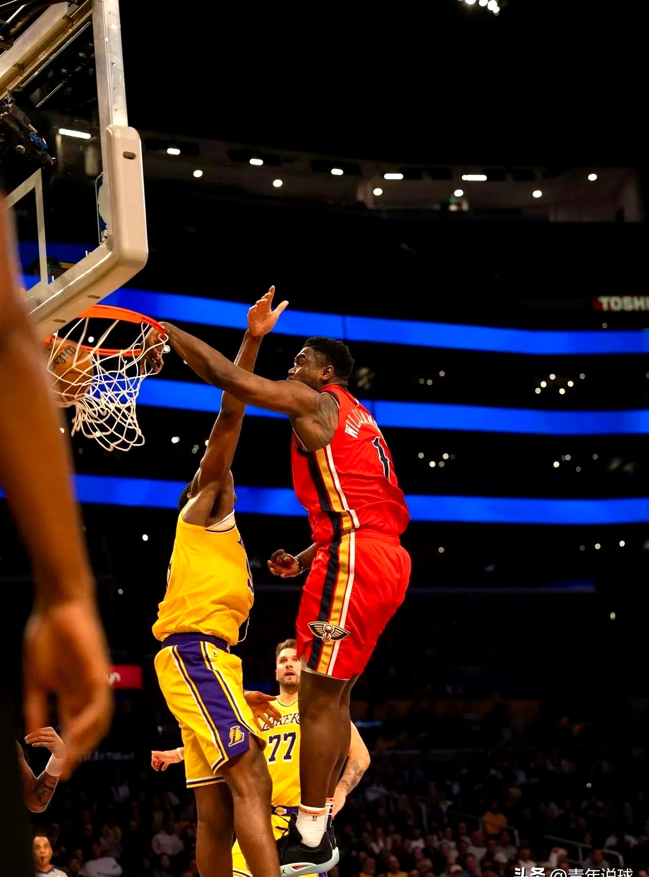 湖人队进攻火力强劲，大比分获胜