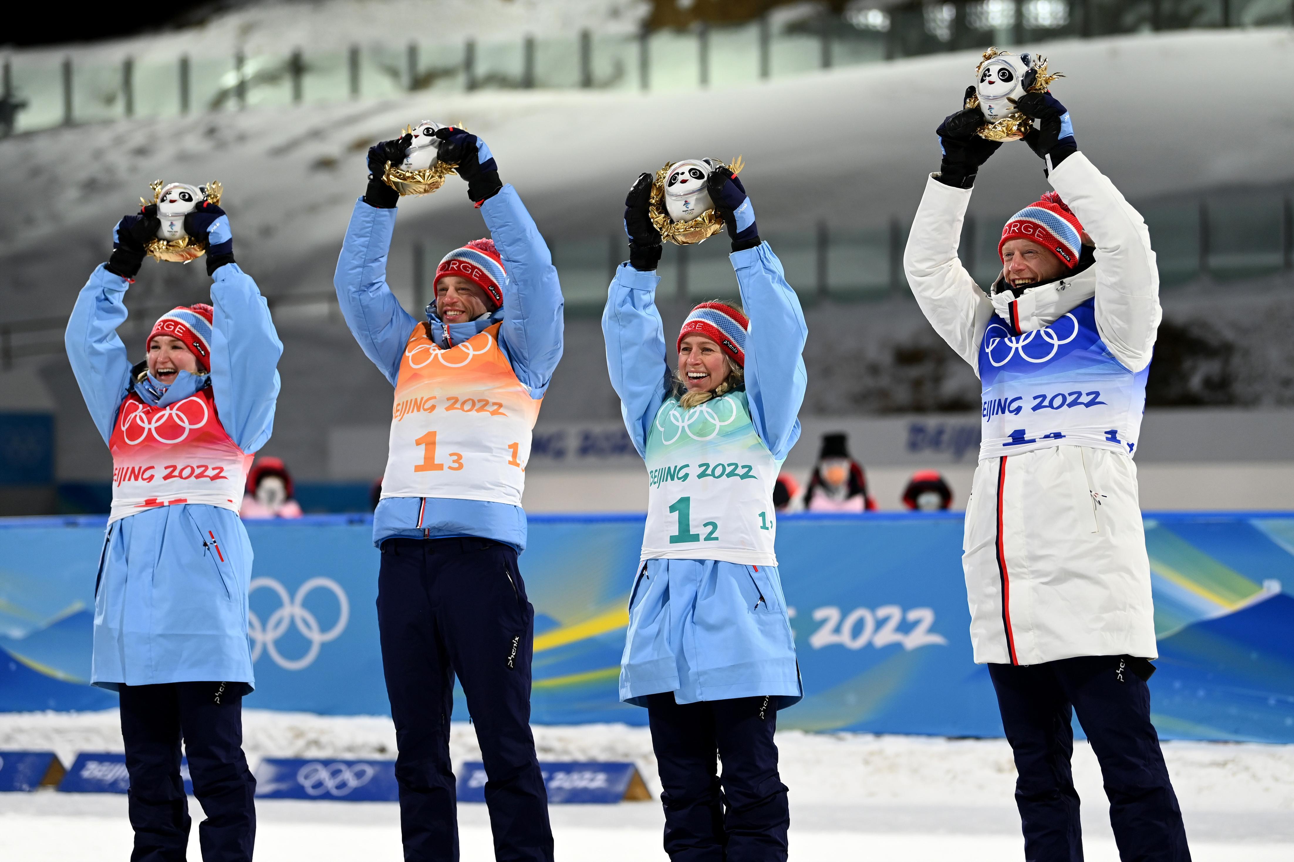 挪威代表团在滑水比赛中斩获奖杯