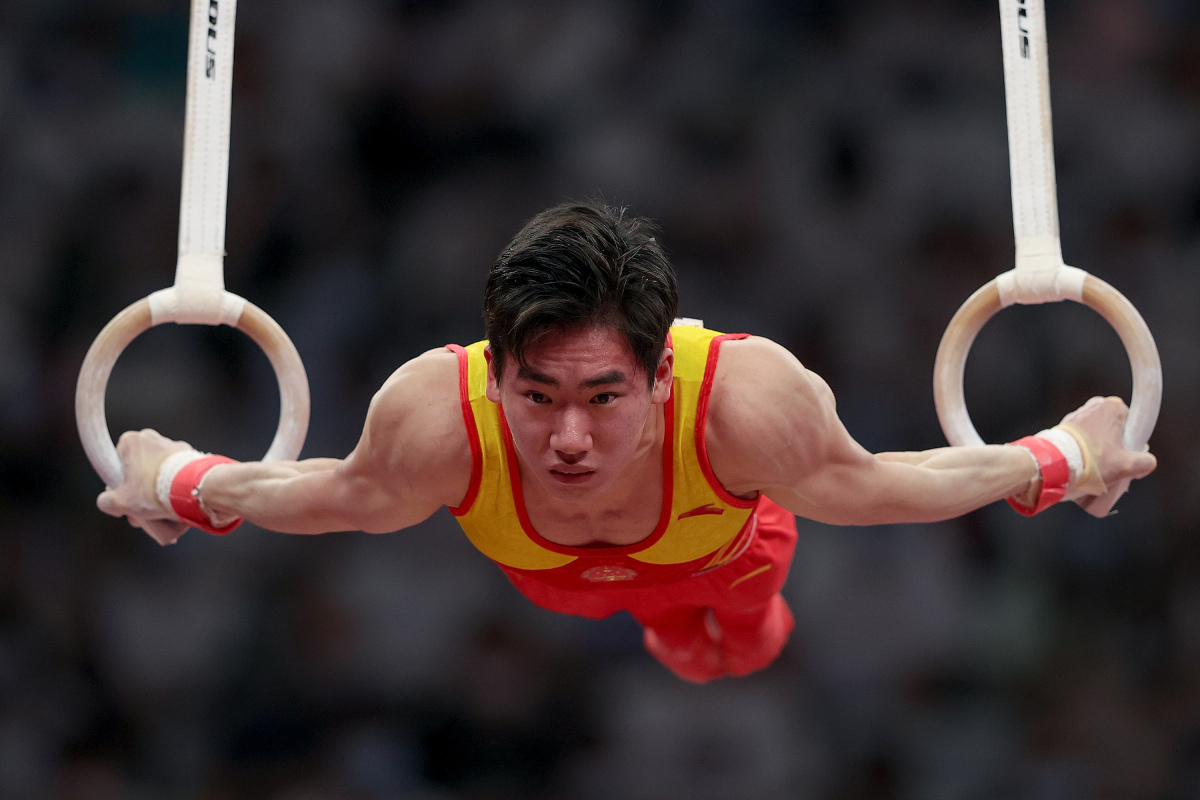 挑战自我，运动员斩获金牌永载史册的简单介绍