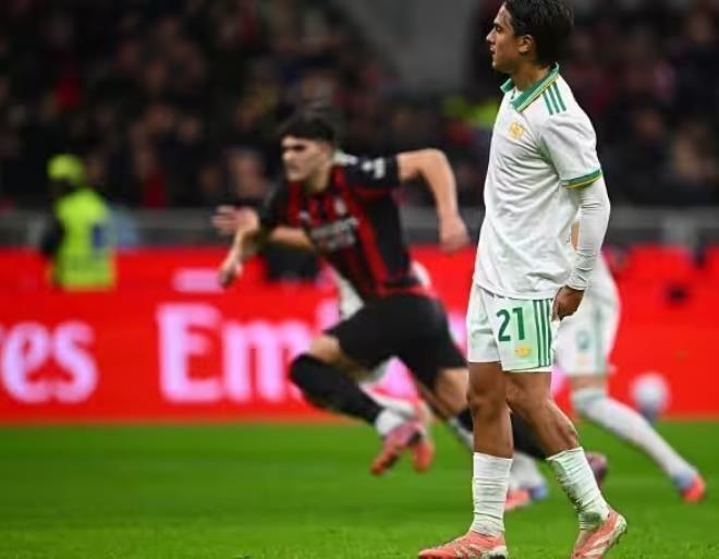 包含AC米兰门将神扑助球队锁定胜局的词条