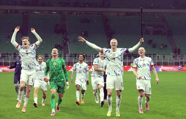 挪威足球队在赛场上展现实力