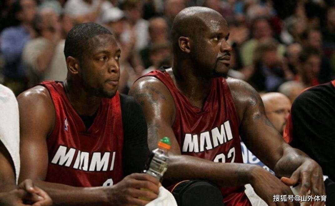 黄蜂队员们拼尽全力，成功战胜对手的简单介绍