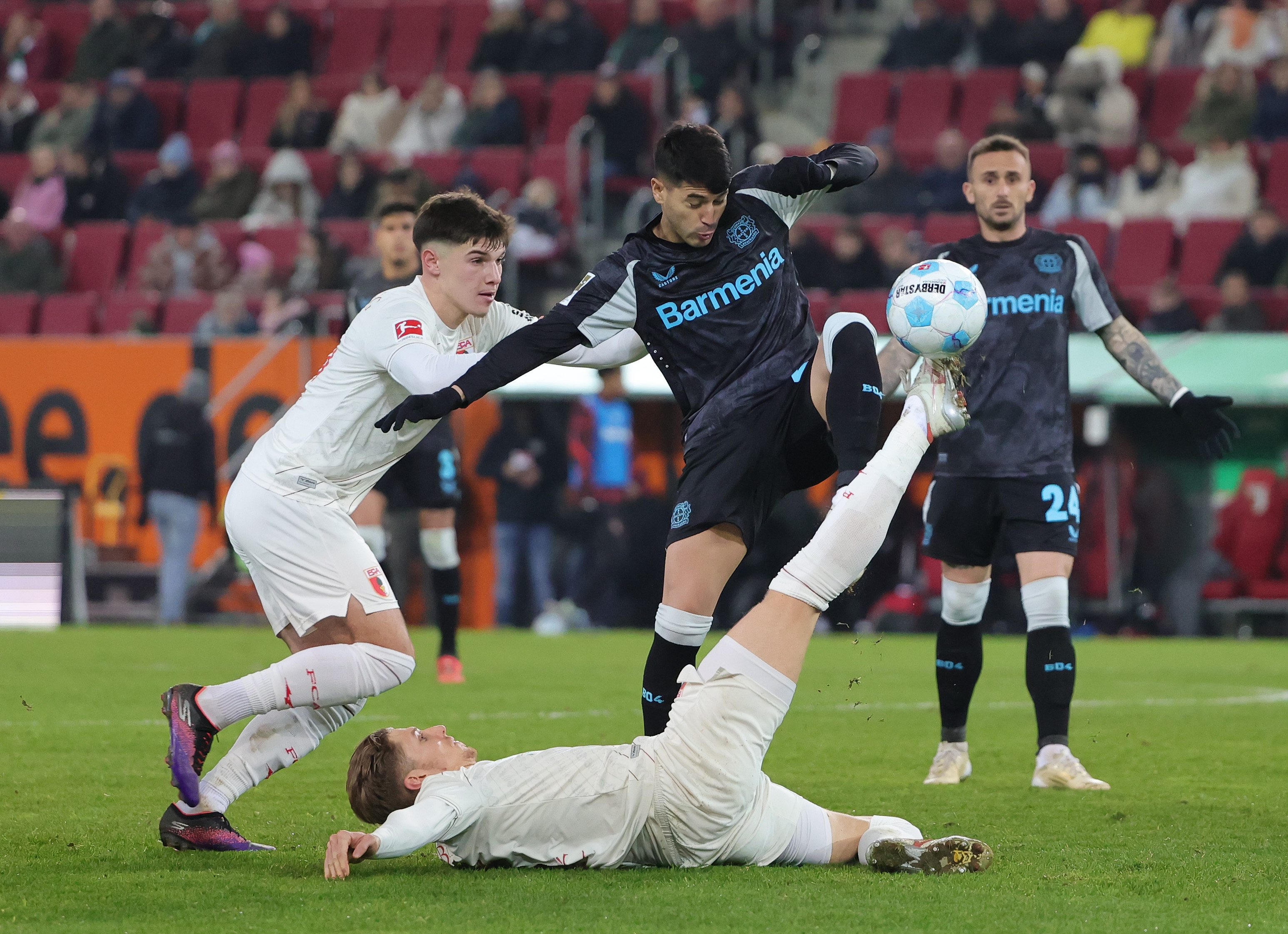 德国队鏖战泰国队,安赛龙点燃赛场 德国队鏖战泰国队,安赛龙点燃赛场