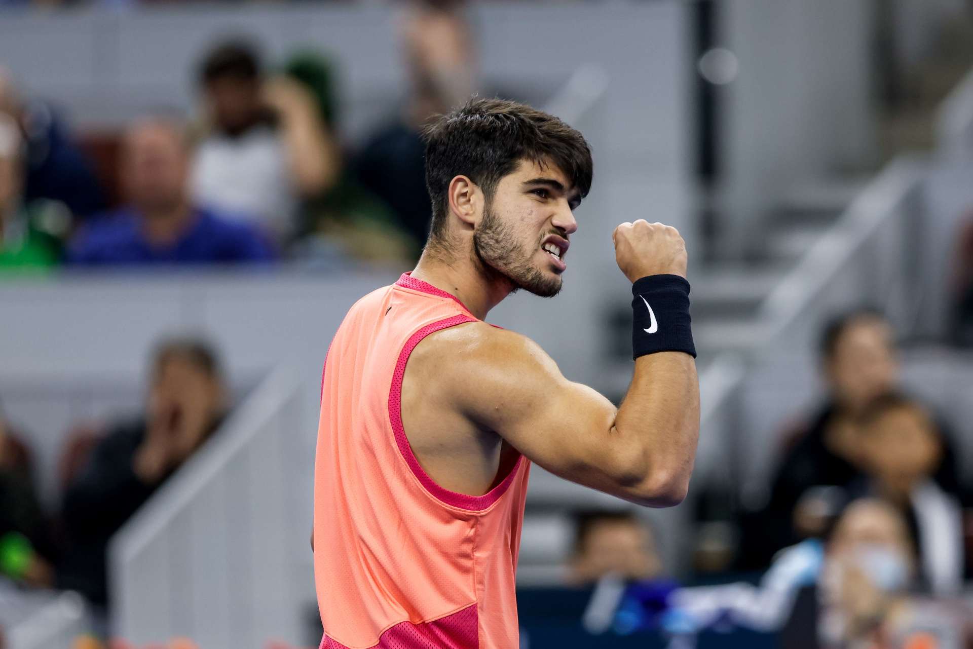 关于德国网球队鏖战欧洲网球队，阿尔卡拉斯统治全场的信息