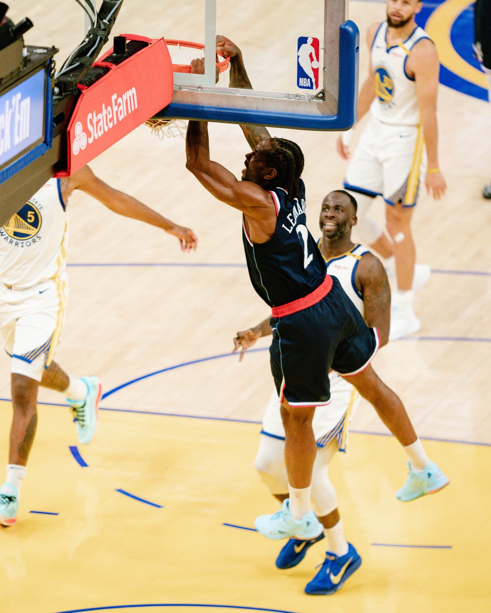 包含巴西男篮鏖战黄蜂，威斯布鲁克爆发神勇的词条