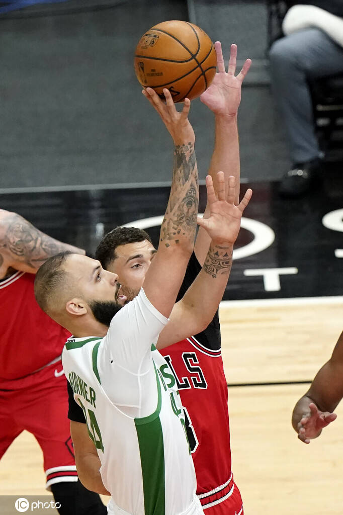 意大利男篮鏖战凯尔特人B队，拉文绝境逆转的简单介绍