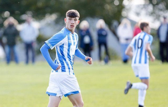 包含哈德斯菲尔德遭遇大败，连续两场失利的词条