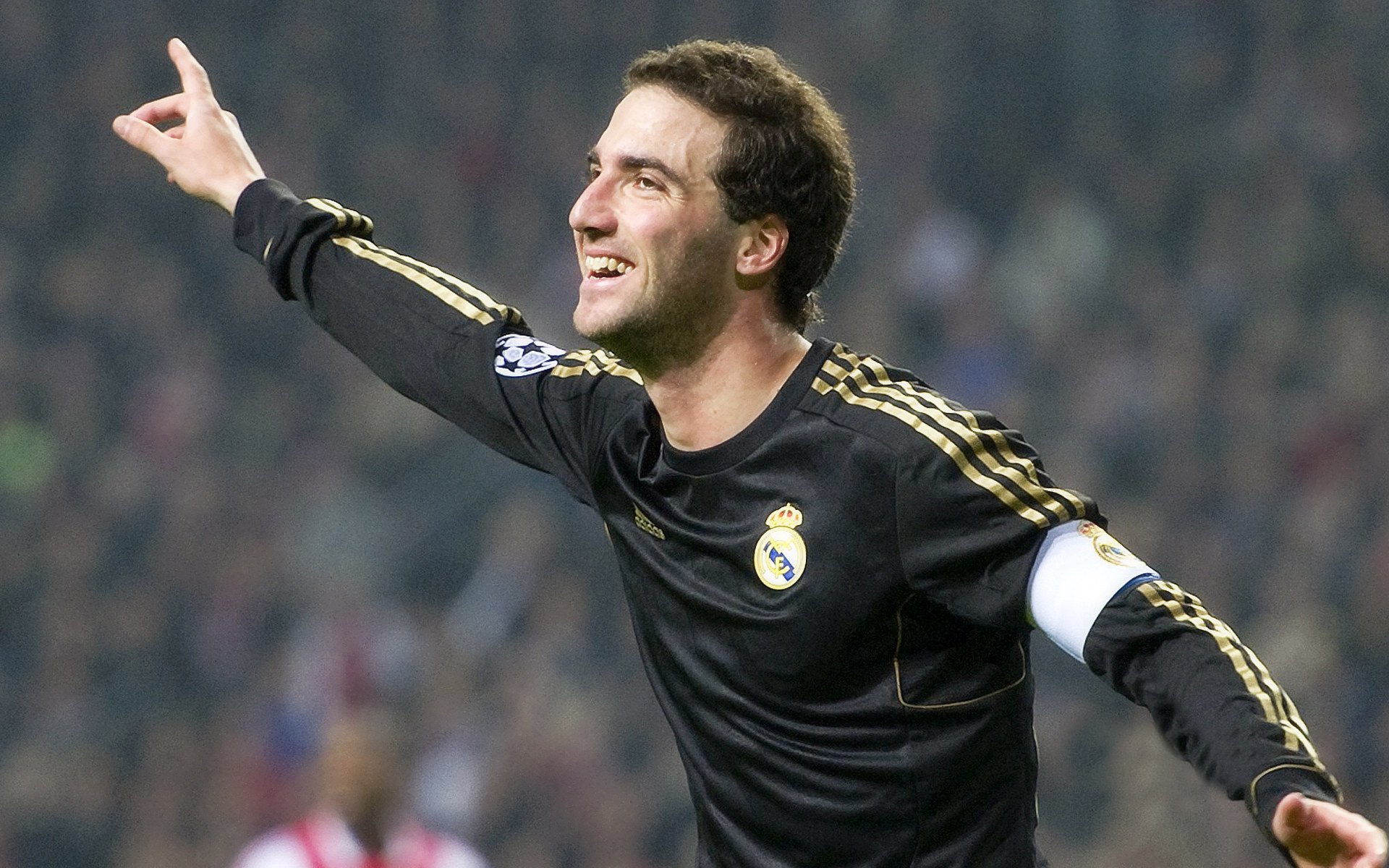 当雄鹿鏖战火箭，莫兰特却在东决关键战接管比赛，一场跨越时空的篮球叙事