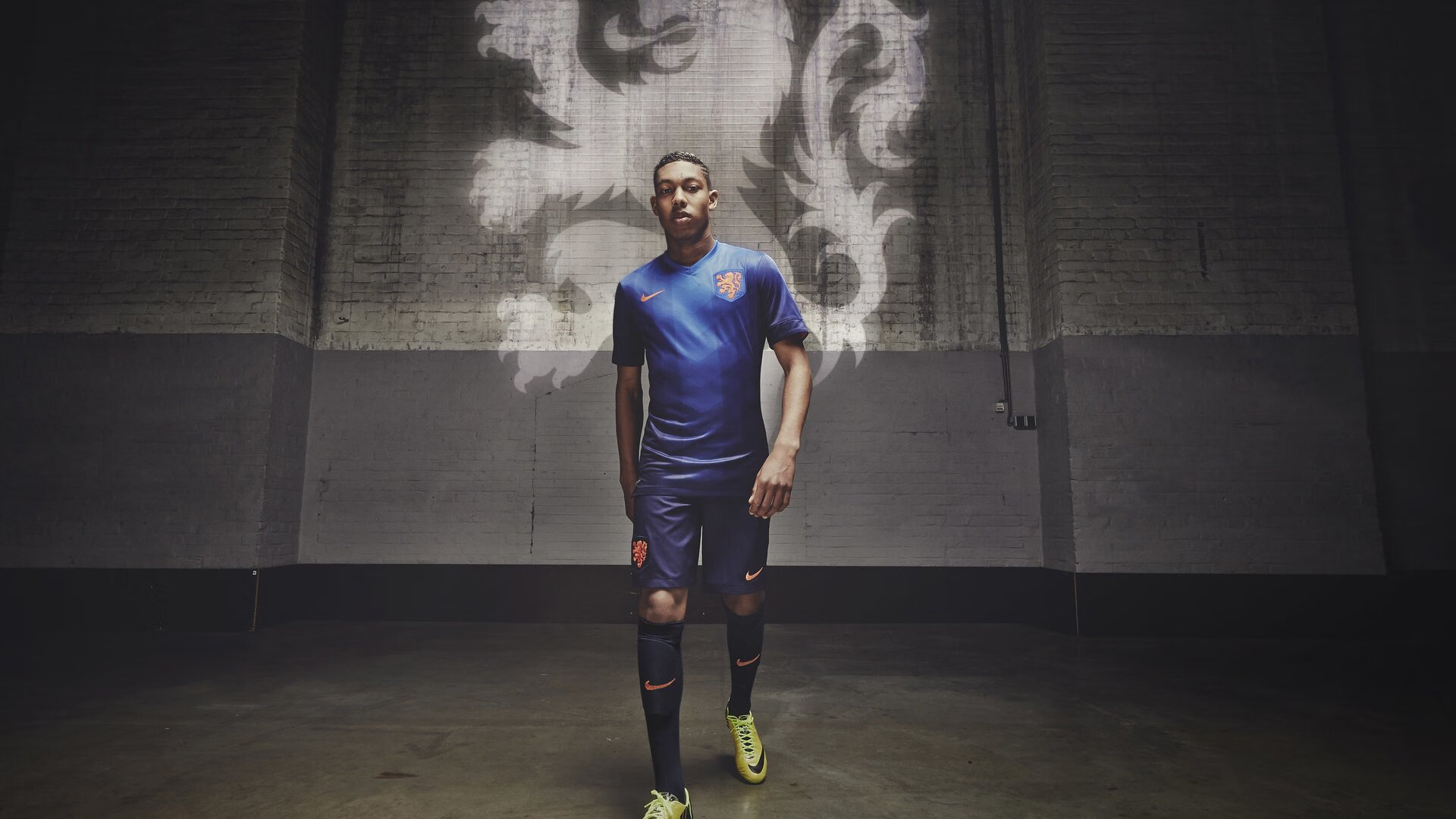 跨界奇观，当维尼修斯在F1巴林接管比赛，比利时打穿德国战车